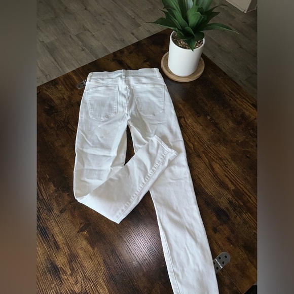 Abercrombie White High-Waisted Jeans - Picture 5 of 7